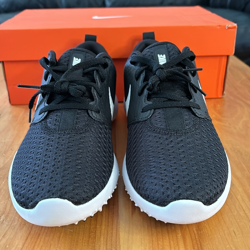 Nike Women’s Black and White Athletic Running Shoes - Picture 7 of 16